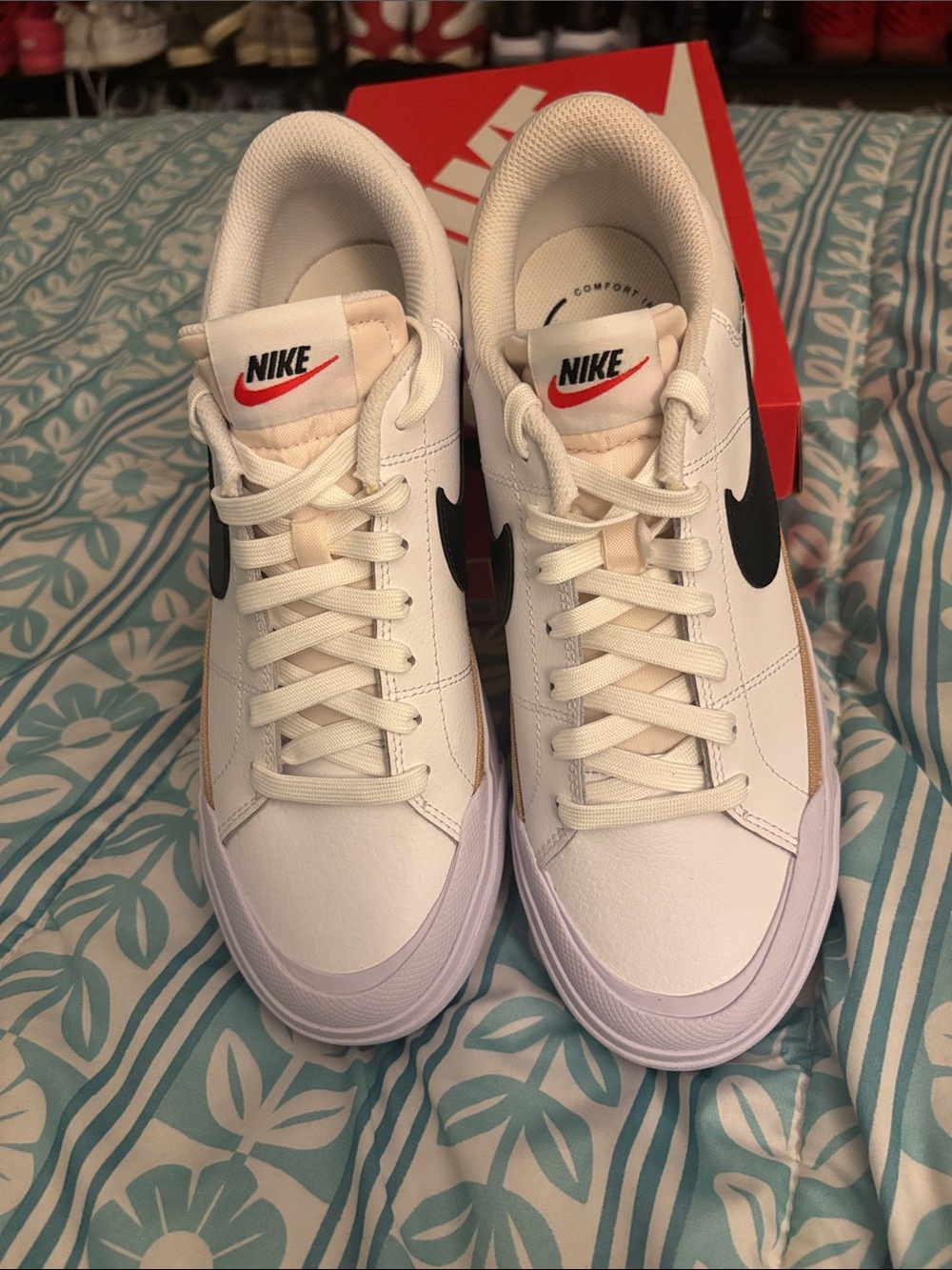 Nike White and Black Low-Top Casual Sneakers